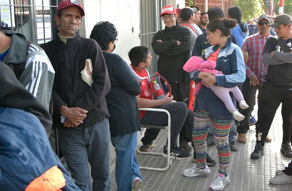 La gente tramitando la ayuda social de emergencia que entregó el gobierno en octubre. Foto: Orlando Pelichotti