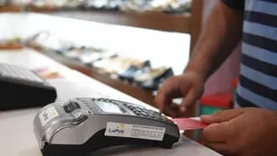 Las compras con tarjeta de débito para jubilados, no tienen devolución del IVA. Foto: Archivo Los Andes