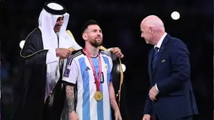 La"ropa oficial" de Qatar que usó Messi para levantar la Copa del Mundo