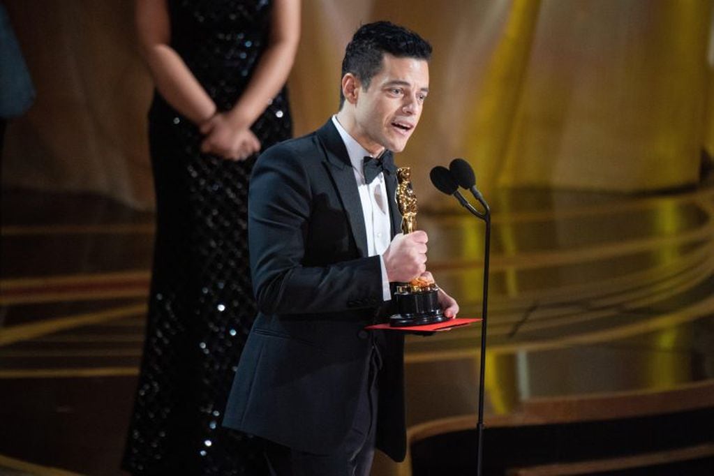 El actor Rami Malek acepta el Óscar al mejor actor por su papel en "Bohemian Rhapsody"