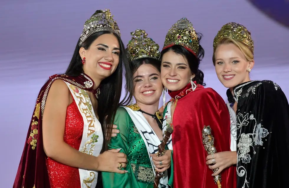 Fiesta Nacional de la Vendimia 2023
Ana Laura Verde, de La Paz, coronada Reina Nacional de la Vendimia 2023 y Gemina Navarro de Tupungato Virreina Nacional, junto a las reinas salientes.