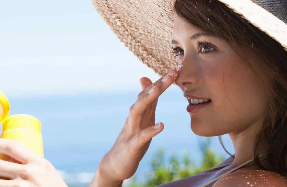 La luz ultravioleta es la principal causante de cáncer de piel de los tipos más frecuentes. También es responsable del 90% del envejecimiento de la piel.