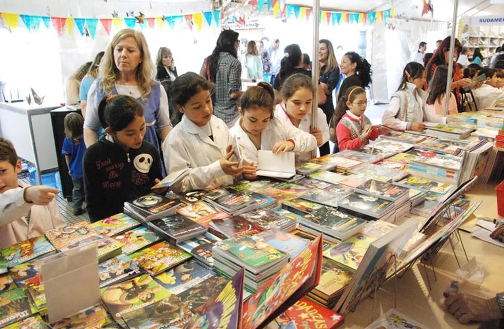 Hoy se celebra el lema “30 años transformando personas y ciudades para un mundo mejor” con actividades organizadas por las más de 500  integrantes de AICE,  como la Feria del Libro en Río Cuarto.