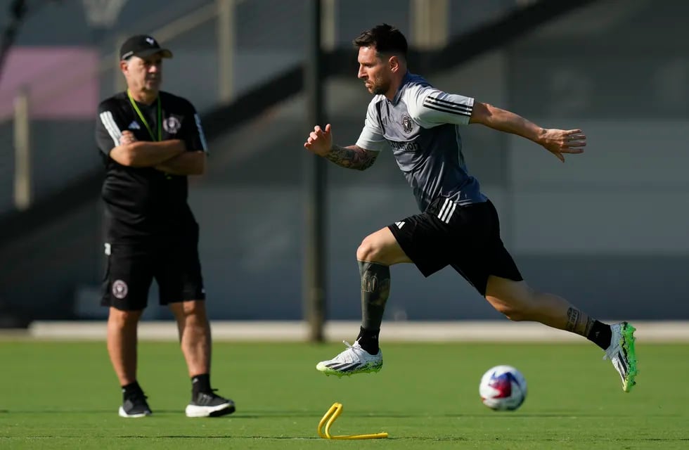 Lionel Messi (derecha) participa en un entrenamiento del Inter Miami ante la mirada del técnico Gerardo Martino, el martes 18 de julio de 2023, en Fort Lauderdale, Florida.