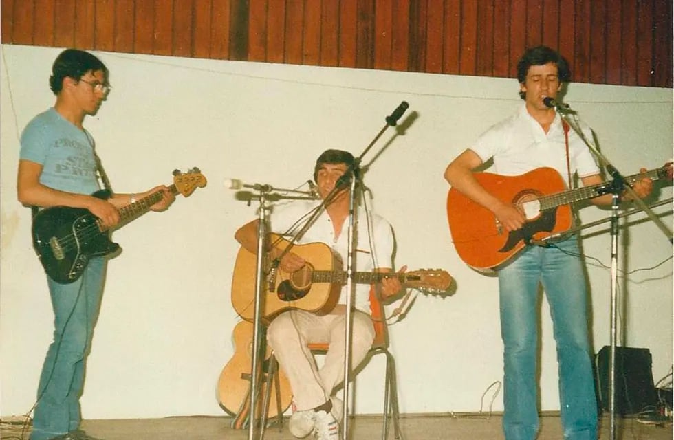 Marciano Cantero con su primer bajo Fender; Felipe Trentacoste con su guitarra Yamaha y Gabriel Rey, con una Eko italiana, en una actuación en Luján de Cuyo