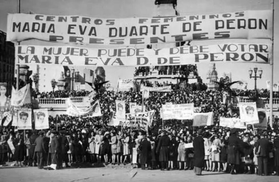 3 de septiembre de 1947. Una multitud de mujeres se manifestó frente al Congreso Nacional reclamando la sanción de la ley de voto femenino.
