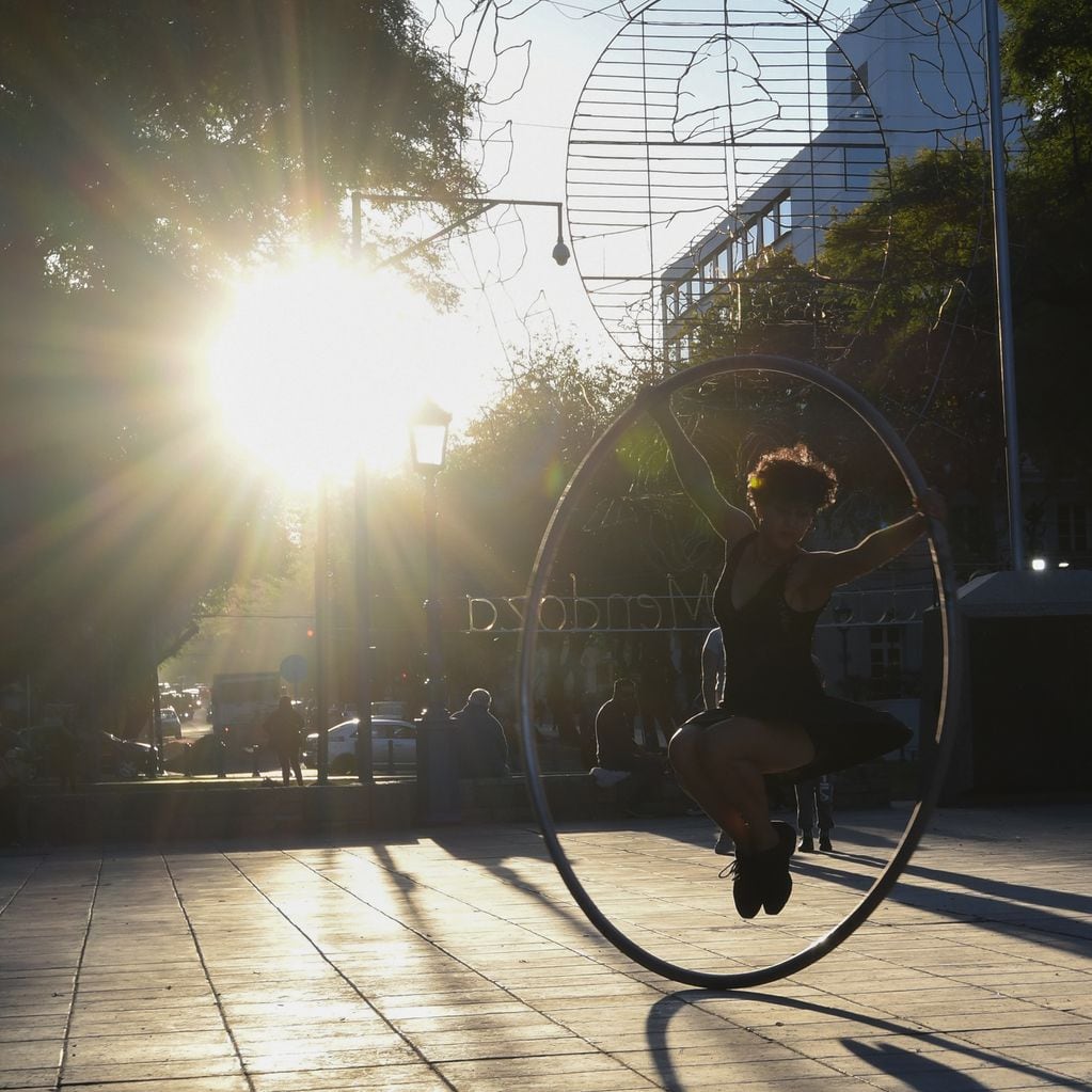 Lolot una bailarina que fusiona el arte circense de la rueda Cyr con el tango se presenta en la plaza Independencia con su compañero Martín Sardi. Foto Marcelo Rolland / Los Andes