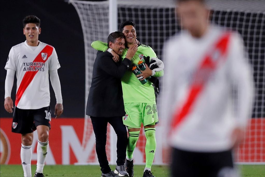 Marcelo Gallardo, el entrenador de River, felicita a su arquero jugador Enzo Pérez tras la victoria por 2-1 ante Santa Fe de Colombia. (AP)