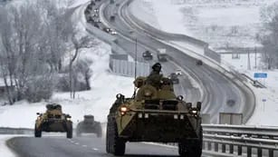 Vehículos blindados rusos, por una ruta en Crimea, días atrás. Rusia concentró unos 100 mil soldados con tanques y armas cerca de Ucrania en lo que Occidente teme que sea el preludio de una invasión. (AP/Archivo)