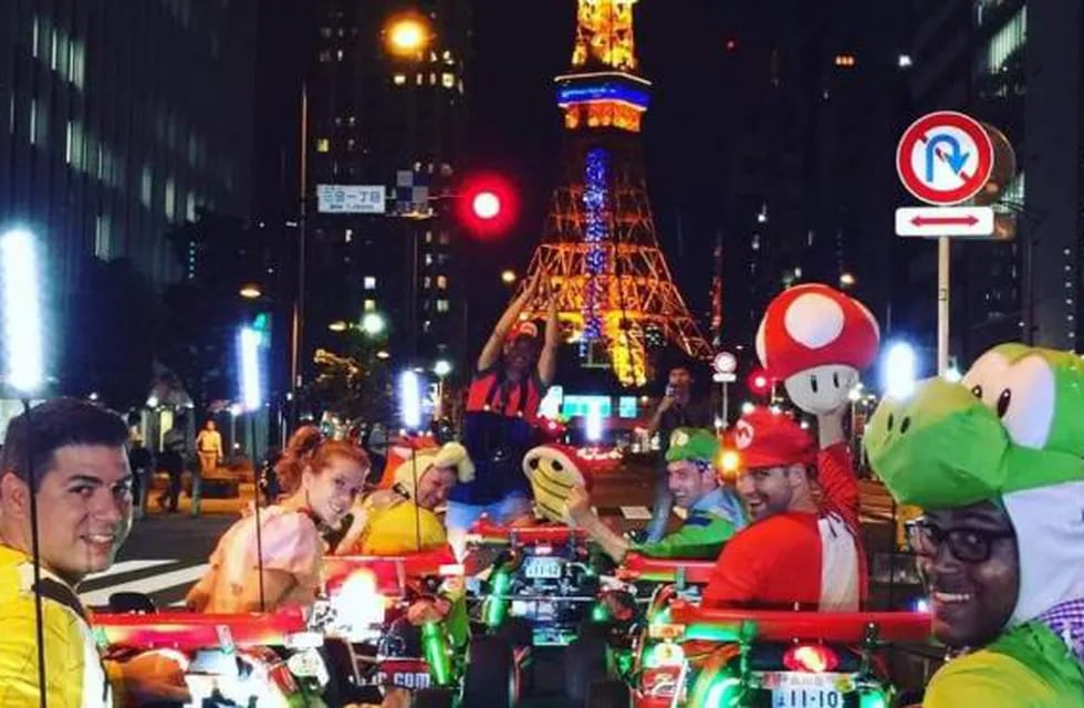 Los turistas se disfrazaban de personajes del video juego para recorrer la ciudad. Foto: Twitter.