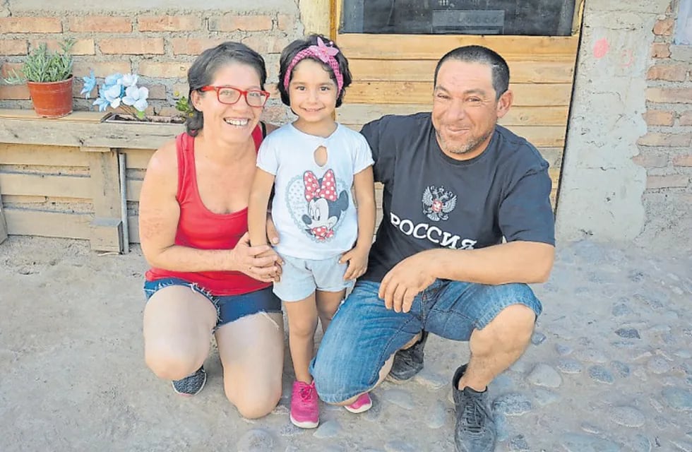 Guadalupe y sus padres, Cintia y Rolando, en la vivienda familiar ubicada en Ugarteche, Luján de Cuyo.