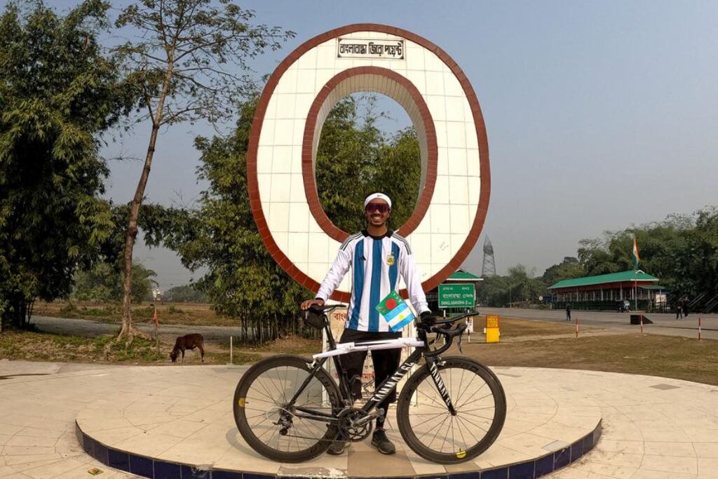 Un ciclista de Bangladesh recorrió 1003 km como homenaje a los partidos que ha jugado Messi
