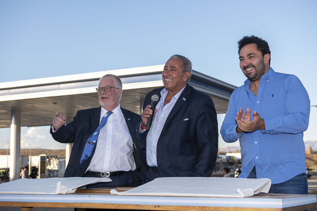 Momentos de alegría durante el discurso inaugural: Rubén Maltoni, Alfredo Vila y Diego Dumit.