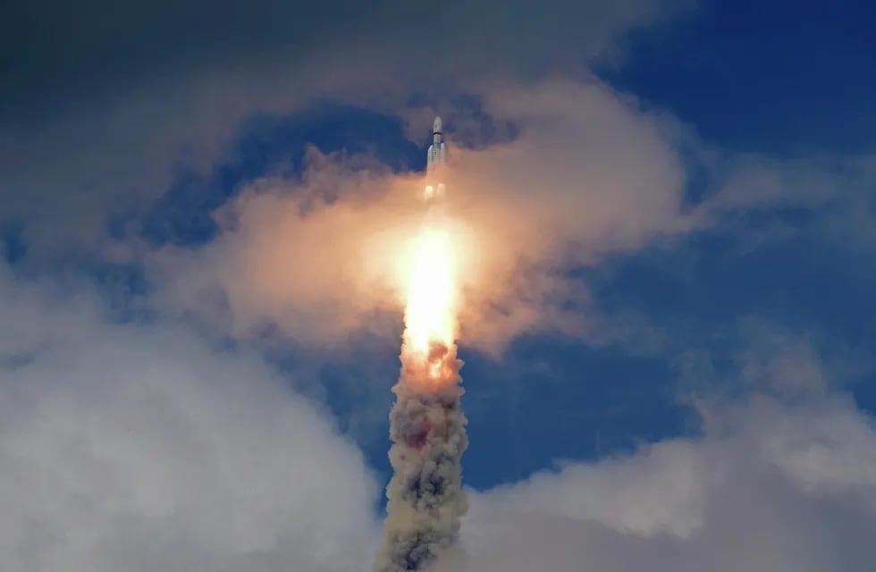 India lanza con éxito su cohete a la Luna.