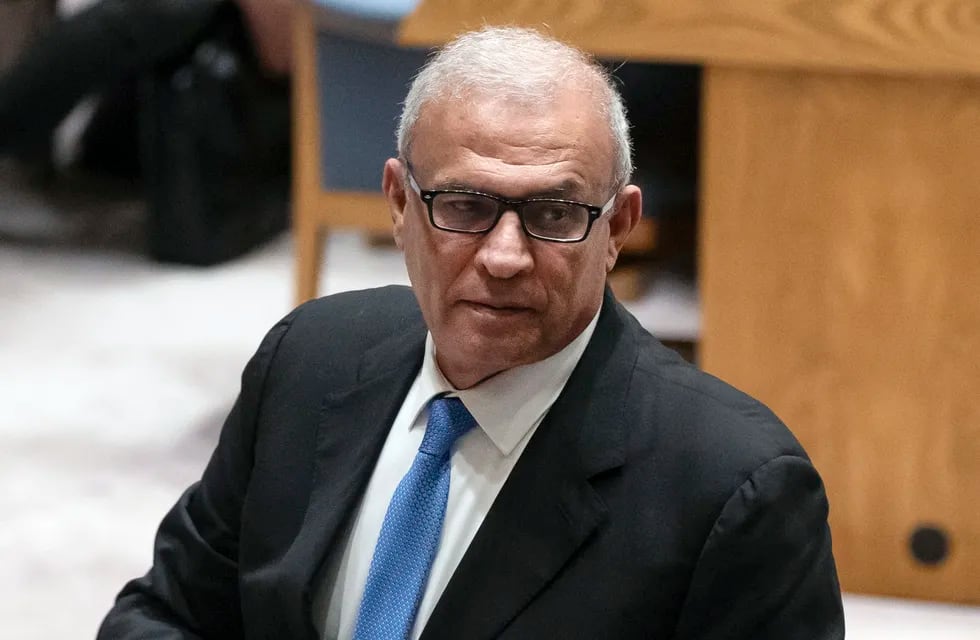 El representante especial de la Autoridad Palestina  Ziad Abu Amr sale de una reunión del Consejo de Seguridad en las oficinas de la ONU el jueves 18 de abril de 2024, durante la jornada que definió el rechazo al ingreso del país como miembro del organismo. (AP Foto/Yuki Iwamura)