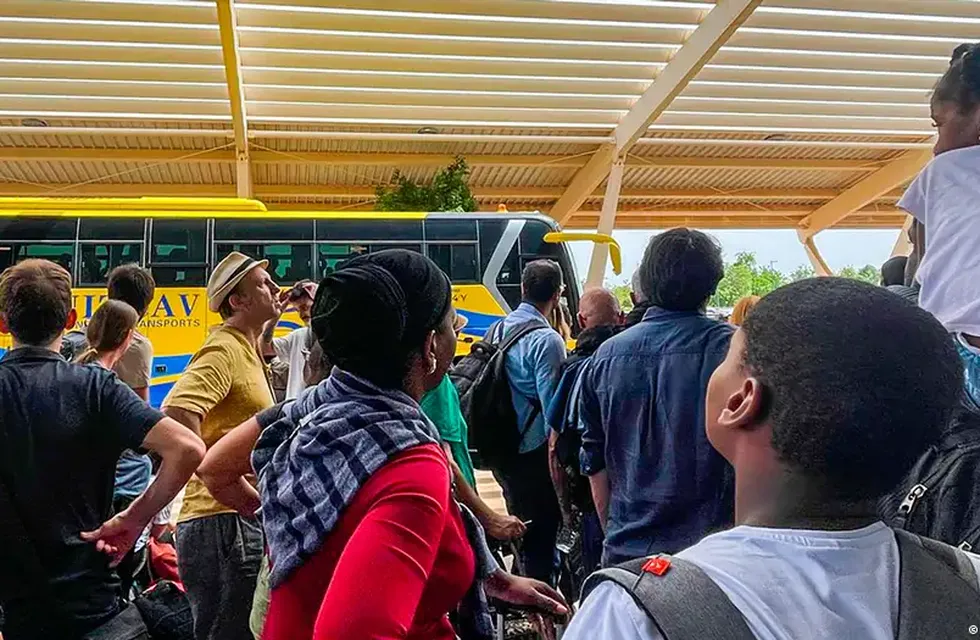 Ciudadanos franceses y de otras nacionalidades esperan en el aeropuerto internacional de Niamey, en Níger, parar ser transportados de regreso a Francia en un vuelo militar francés.