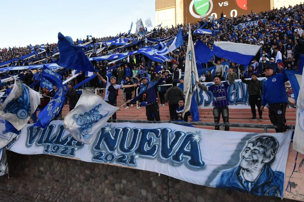 El público de Godoy Cruz volvió a acompañar el equipo en gran número en el estadio Malvinas Argentinas. Apoyo incondicional. / Gentileza.