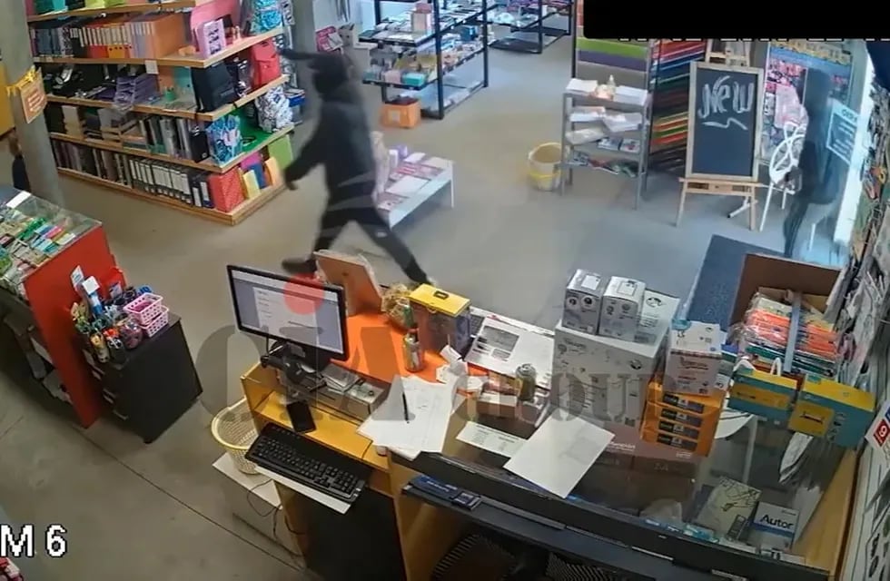 Ladrones ingresaron a robar a una librería que estaba repleta de niños y desataron el pánico. / Foto: Gentileza