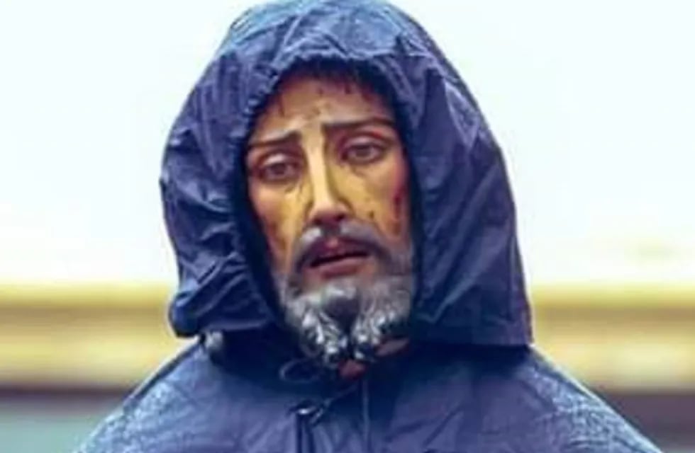 Imagen de Jesus Cautivo tomada en 2022, la cual fue protegida por las incesantes lluvias andaluzas durante un paso de Lunes Santo. Foto: Redes sociales / X.