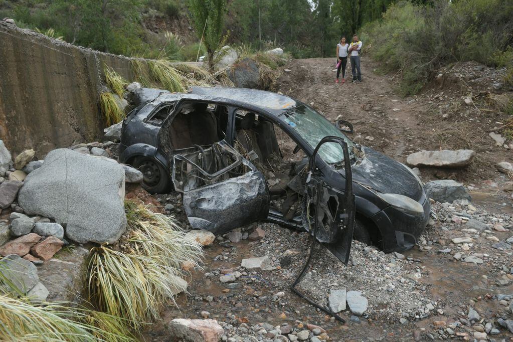 Así quedó el auto arrastrado por el río y en que murieron 3 personas en Potrerillos. Foto: Ignacio Blanco / Los Andes.