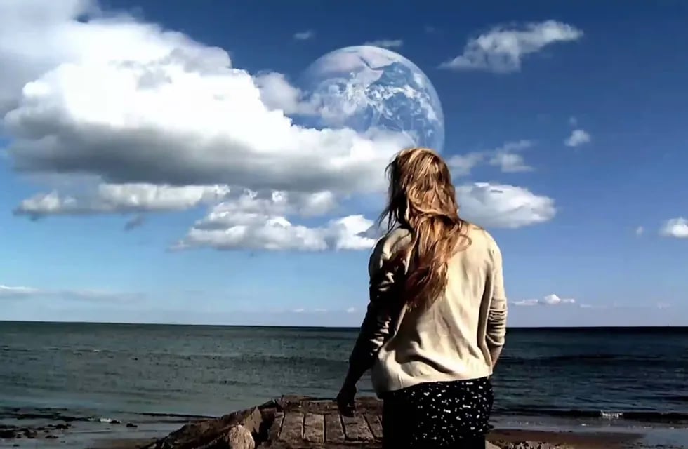 "Another Earth" (2011), película dirigida por Mike Cahill y protagonizada por Brit Marling.