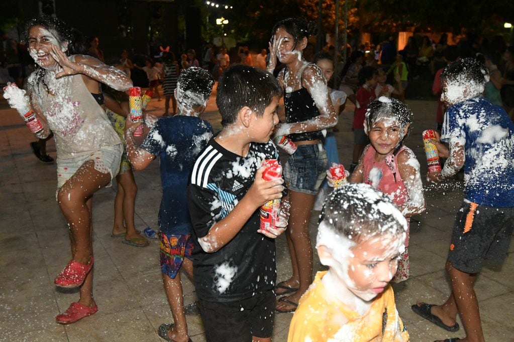 Niños juegan al carnaval en la plaza de Chacras de Coria.