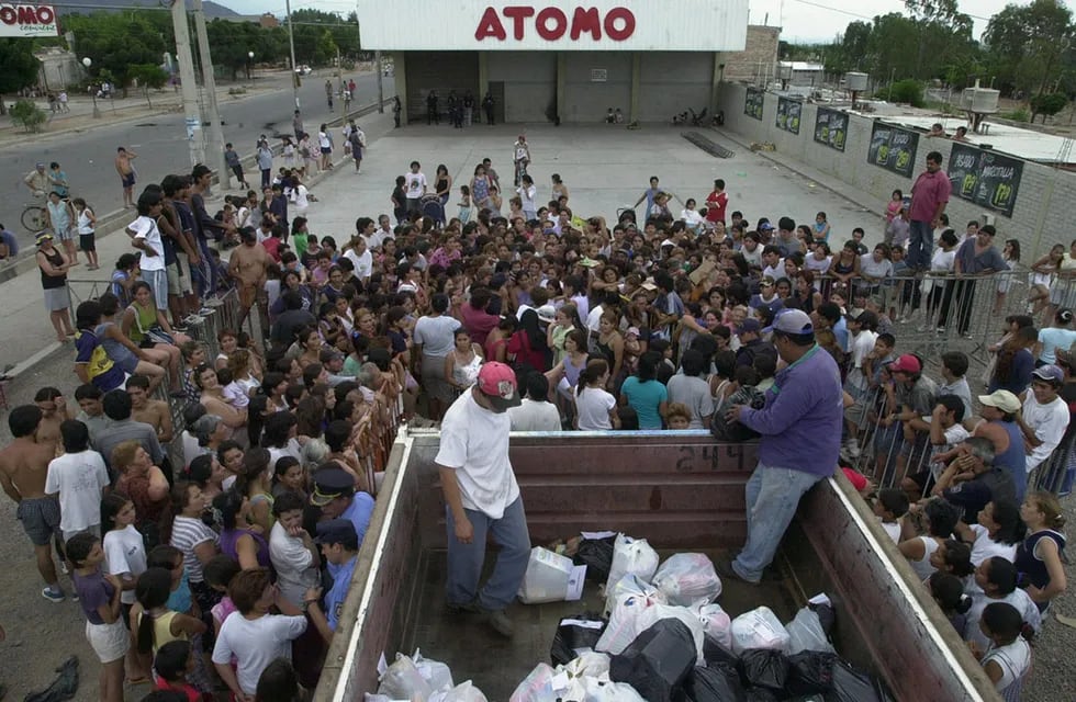 Supermercados Átomo fue uno de los tantos que sufrió saqueos en diciembre de 2001. Foto: Archivo Los Andes