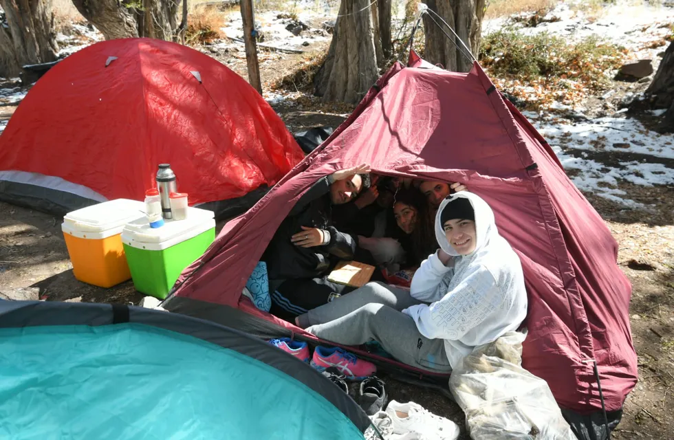 Estudiantes pasaron la noche en el camping en El Montañés en Potrerillos. Ignacio Blanco / Los Andes