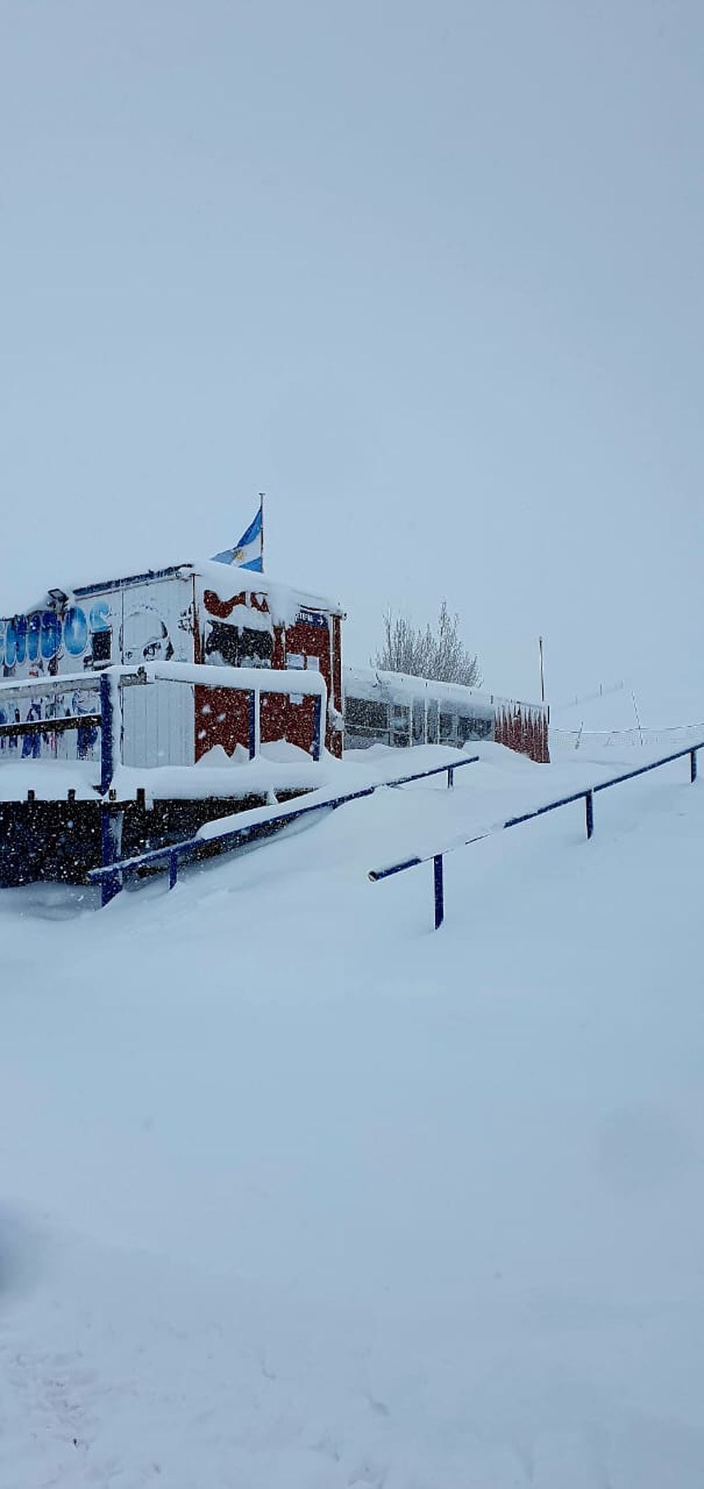 Sigue nevando en Alta Montaña y el único espacio para esquiar sobre la ruta 7 estira su temporada. Foto: Gentileza Los Puquios.