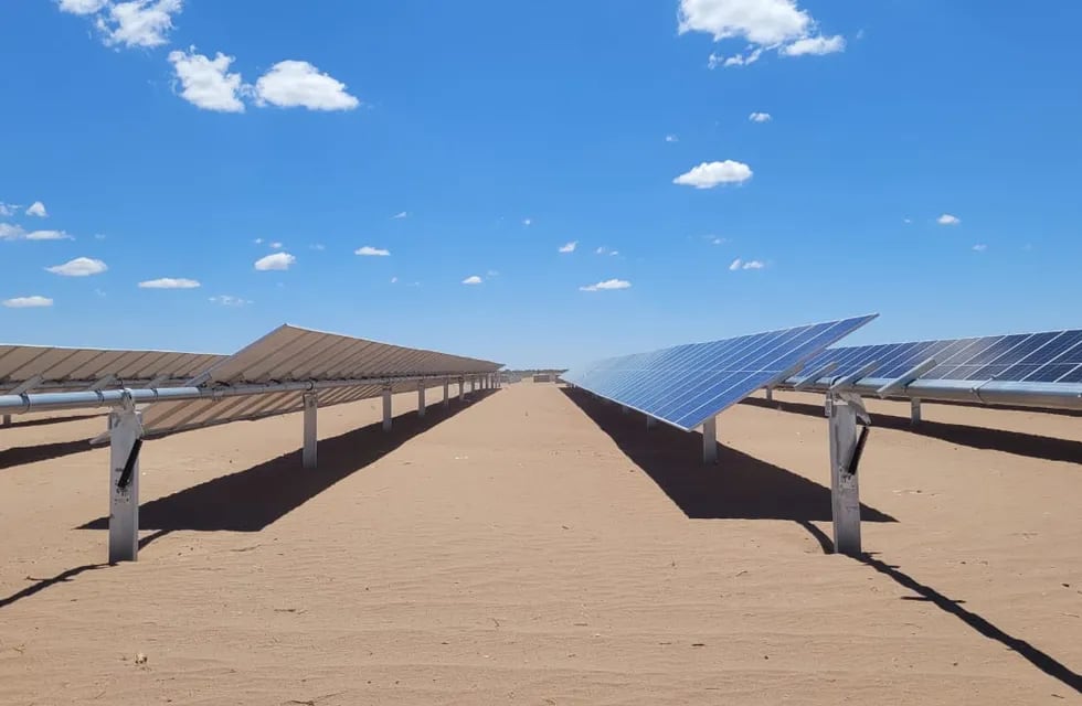 El parque solar Helios incopora por primera vez paneles bifaciales, para aprovechar al máximo las horas de luz solar.