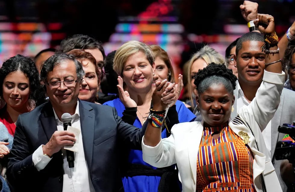 Gustavo Petro, a la izquierda, su esposa Verónica Alcocer, atrás al centro, y su compañera de fórmula Francia Márquez, celebran ante sus partidarios después de ganar la segunda vuelta de las elecciones presidenciales en Bogotá, Colombia. AP