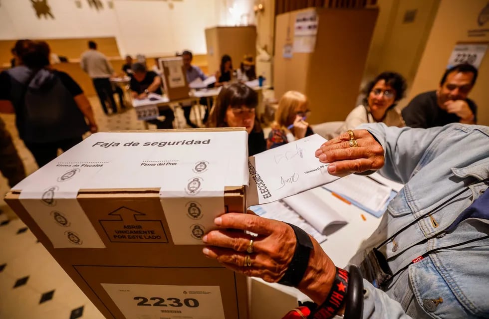Cómo se cuentan los votos en blanco durante el balotaje. EFE/ Juan Ignacio Roncoroni