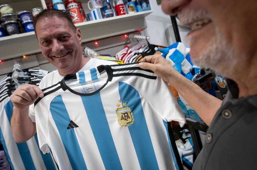 Cuánto cuesta la réplica de la camiseta de Argentina con las 3 estrellas y dónde se consigue. Foto Ignacio Blanco / Los Andes 