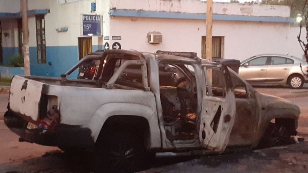 Aún no se tienen precisiones de quienes incendiaron la camioneta. Foto: Rosario 3.