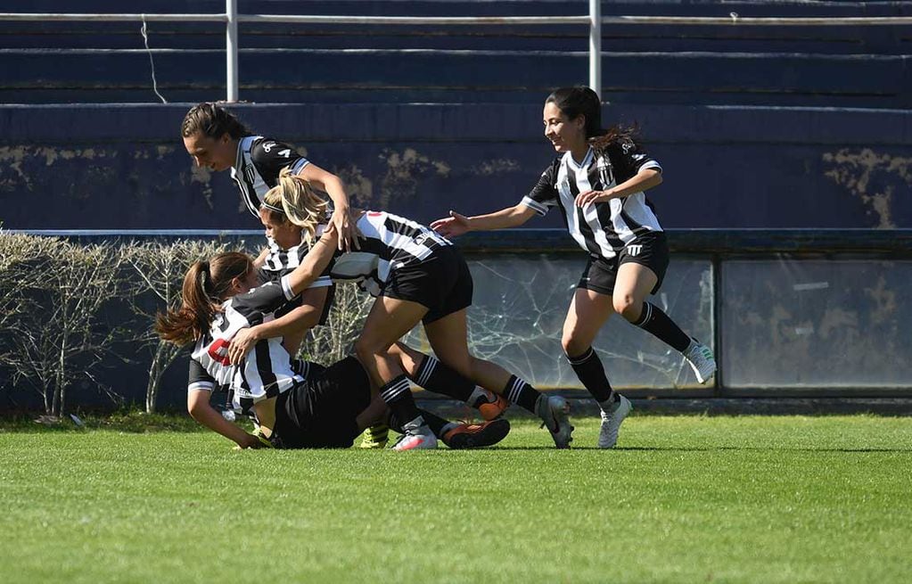 Futbol femenino, Independiente Rivadavia vs. Gimnasia y Esgrima de Mendoza en el estadio Bautista Gargantini.
Festejos del gol  de gimnasia.