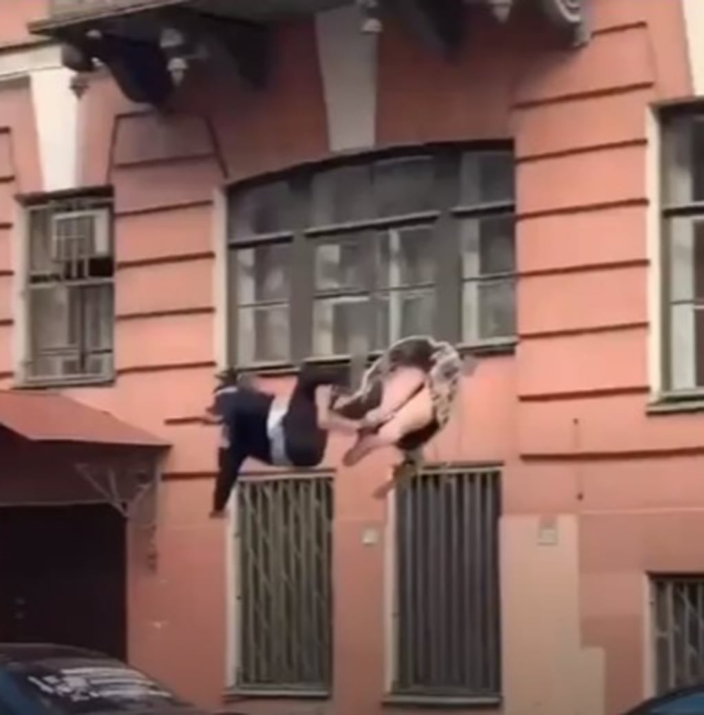 Una pareja que peleaba en un balcón cayó al vacío tras la ruptura de la baranda de contención.