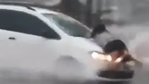 En medio del temporal, un conductor arrastró a una mujer en el capot de un auto