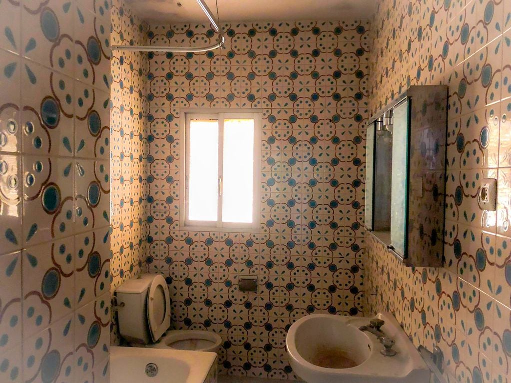 El baño, al ser un espacio chico y con poca ventilación, necesita aprovechar al máximo la escasa luz natural que entra; por lo que optar por azulejos más claros es la mejor opción. 