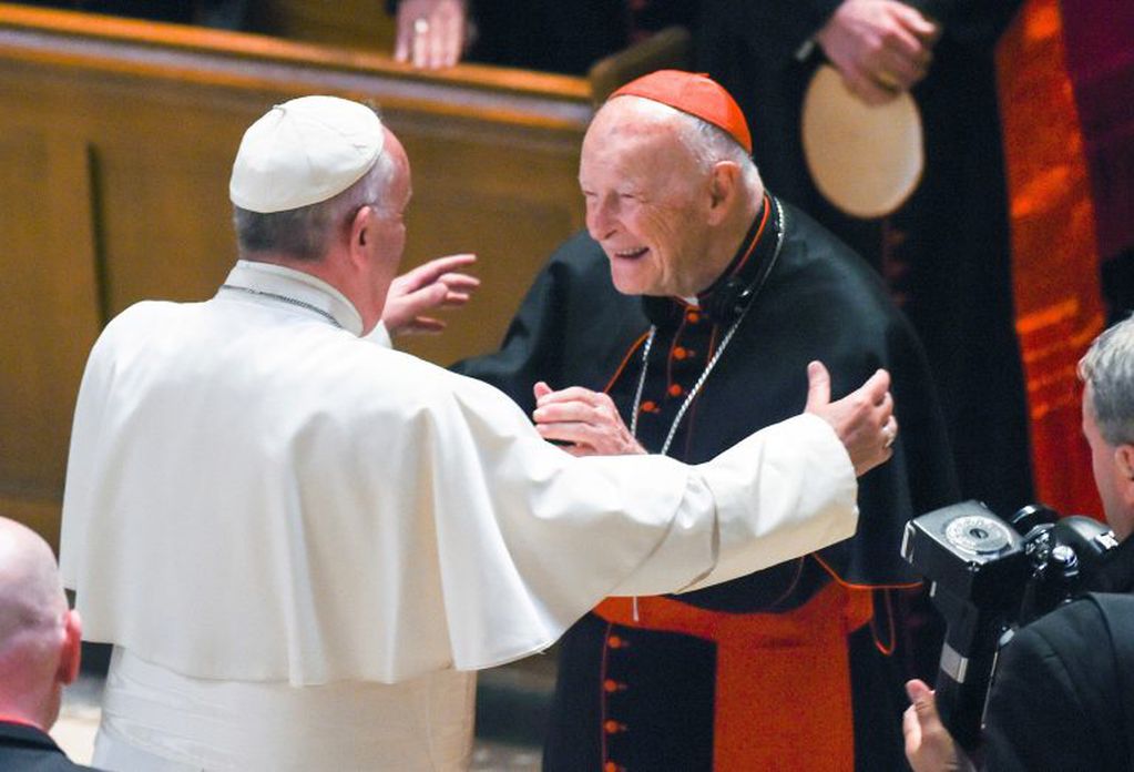 En 2015, el Papa Francisco junto a Theodore McCarrick (AP)