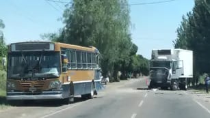 Un camión chocó contra un colectivo en Lavalle