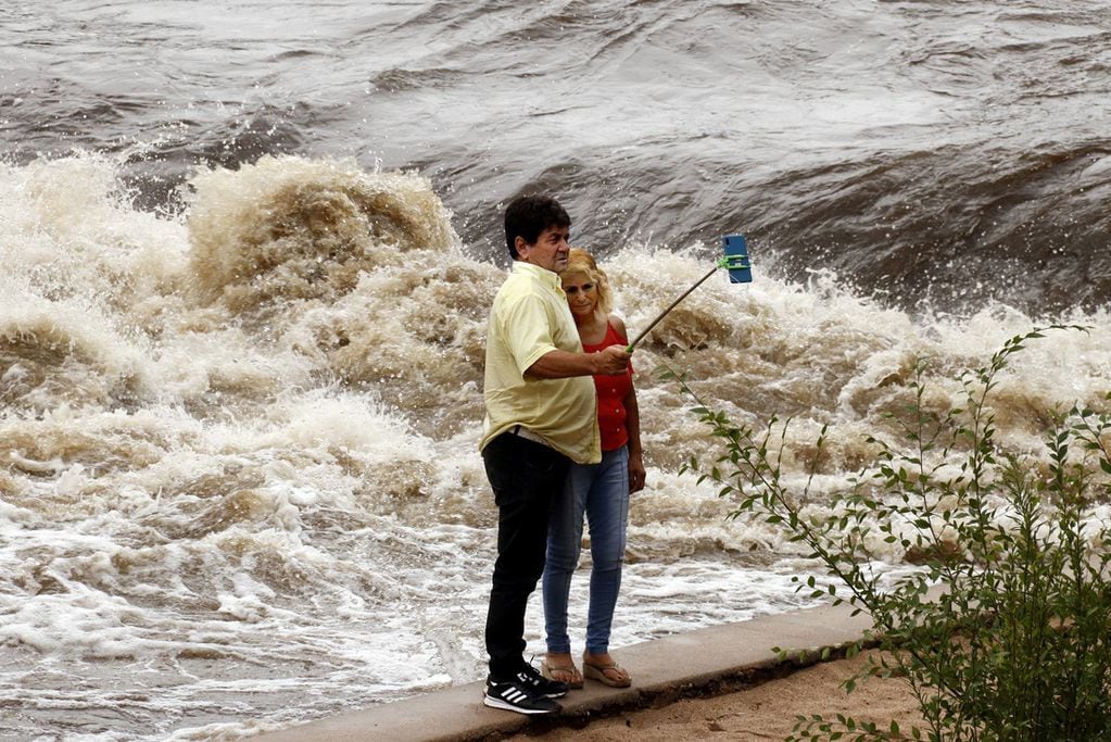 Sin dudar, la pareja se sacó la selfie frente a una creciente del río San Antonio en Córdoba.