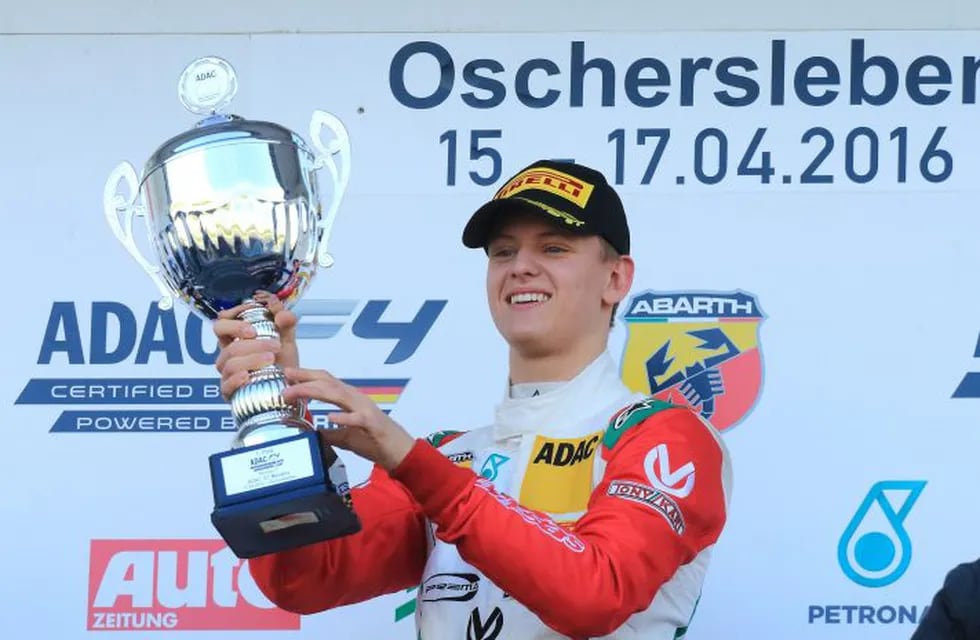 Mick Schumacher recibiendo un premio en Alemania (AFP).