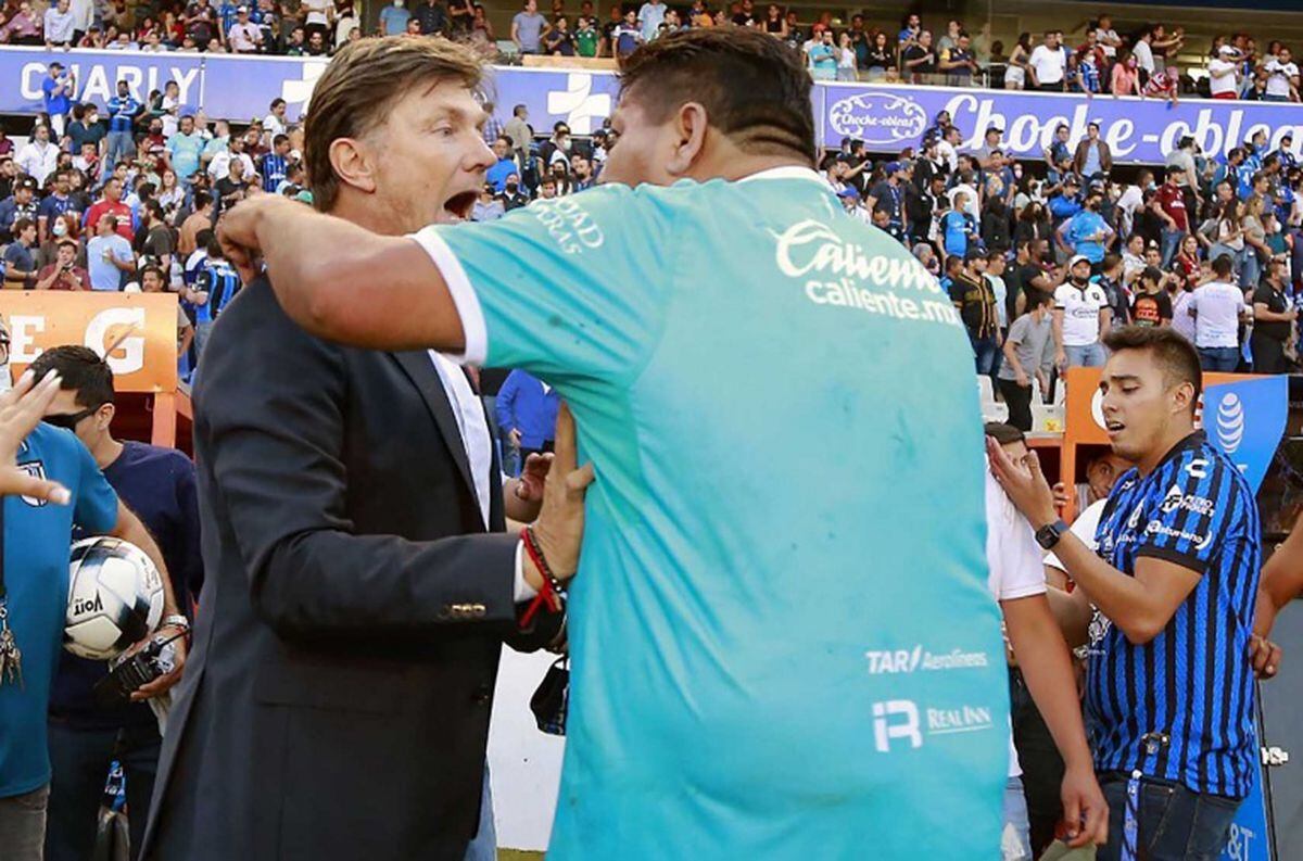 El fútbol mexicano vivió momentos de horror en el partido entre Querétaro y Atlas, con Cristante como entrenador de los "Gallos Blancos". / Gentileza.