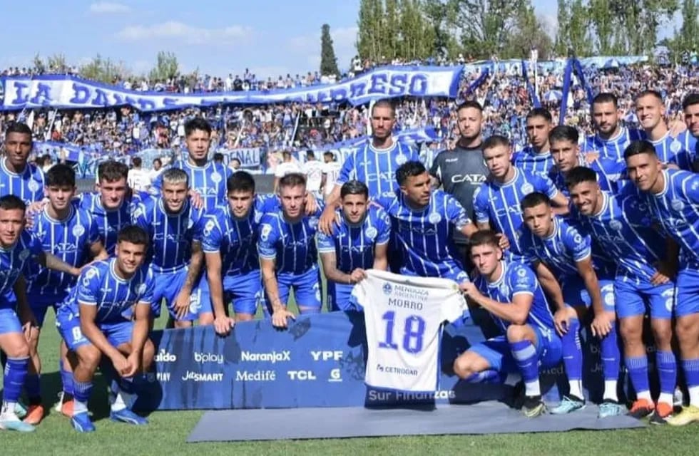 Los jugadores de Godoy Cruz le rindieron un homenaje al Morro García a tres años de su muerte. Foto: Prensa Club Godoy Cruz