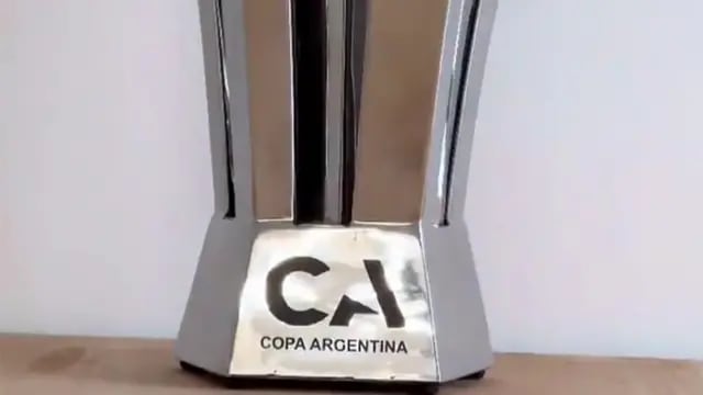 Parte del nuevo trofeo de la Copa Argentina