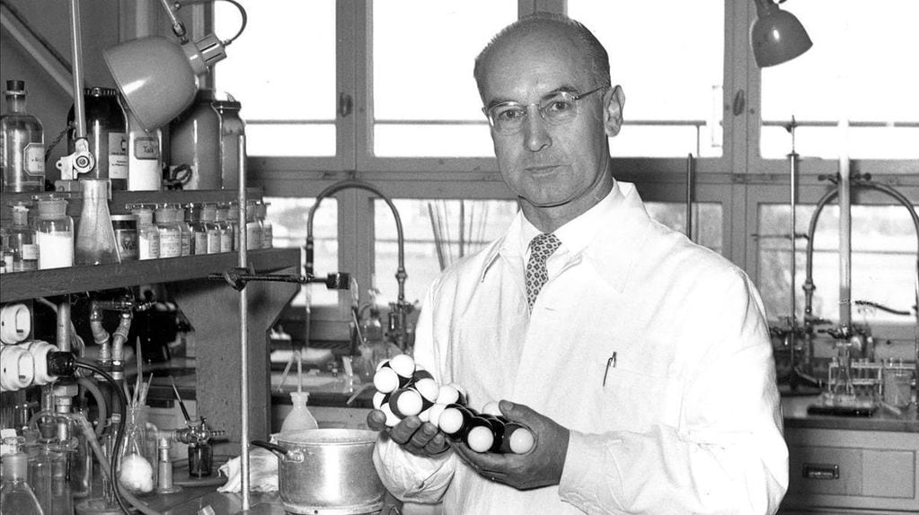 Foto de Albert Hoffmann, con una réplica de la molécula de LSD, en su laboratorio