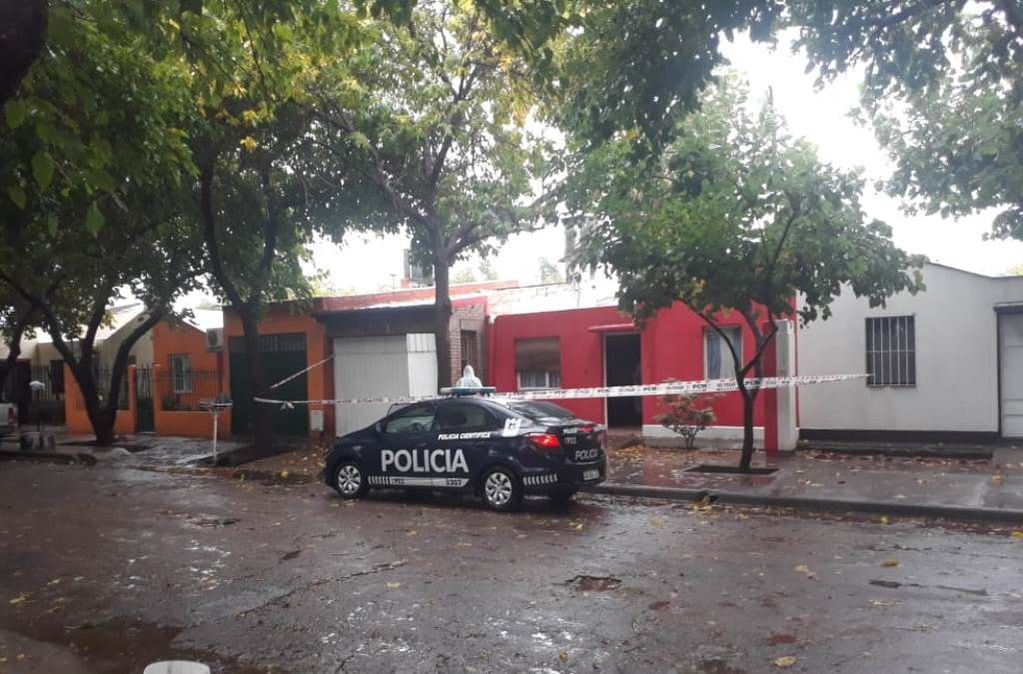Personal policial trabaja en la casa en el barrio Río Atuel donde se cometió el crimen.