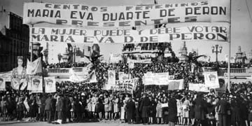 3 de septiembre de 1947. Una multitud de mujeres se manifestó frente al Congreso Nacional reclamando la sanción de la ley de voto femenino. (La Voz / Archivo)