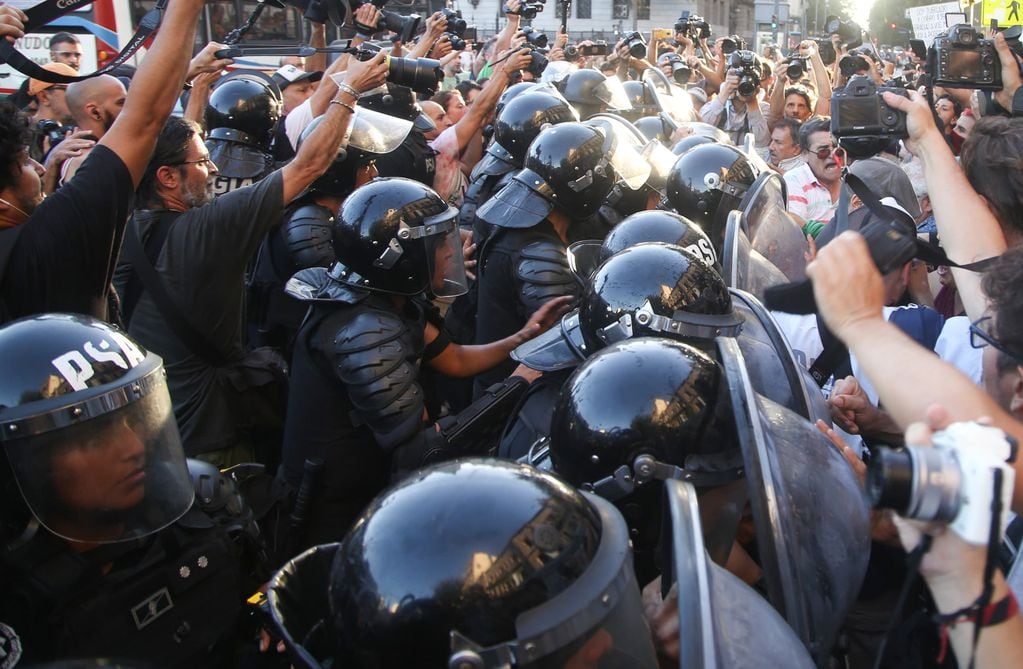 Incidentes en el parlamento: Un pequeño grupo de manifestantes es reprimido por fuerzas de seguridad en la plaza del Congreso tras la votación de la Ley Ómnibus. Foto: NA: DAMIÁN DOPACIO