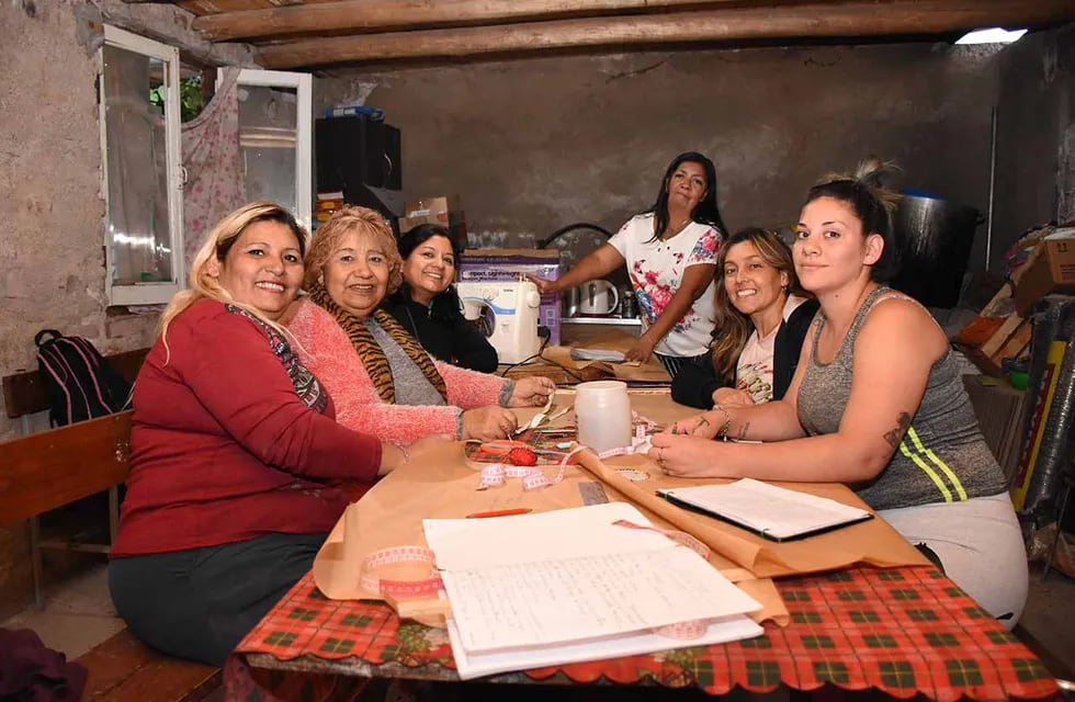 El grupo de mujeres que atiende el comedor merendero Huellitas de fuego.
